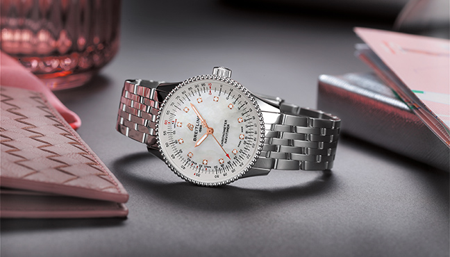 The 7 exclusive journal Breitling Navitimer Automatic 35 : pour les femmes  en quête d'élégance