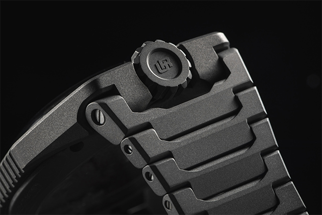 Urwerk UR-100V Full Titanium Jacket