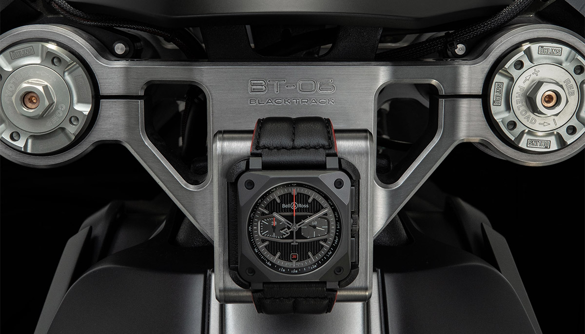 Le chronographe Bell & Ross BR 03-94 Blacktrack par Sacha Lakic